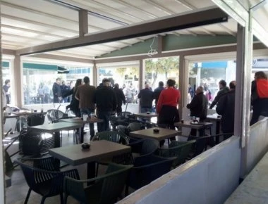 Κρήτη: Άγρια συμπλοκή με ξύλο, καρεκλιές και αίματα σε καφετέρια (φωτο)